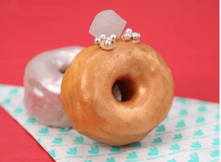 Δαχτυλίδια αρραβώνα από... ντόνατ! Εμπνευσμένα από το δαχτυλίδι της Μέγκαν Μαρκλ [βίντεο] | iefimerida.gr 0