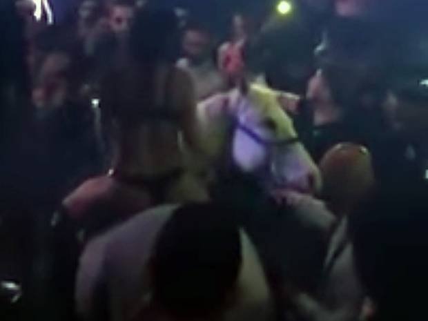 Εβαλαν άλογο με ημίγυμνη χορεύτρια σε πίστα κλαμπ και όλα πήγαν στραβά [βίντεο]  | iefimerida.gr 0