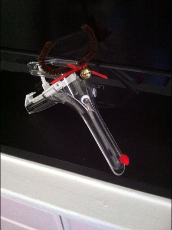 Απίθανοι εορταστικοί στολισμοί σε νοσοκομεία -Δέντρα από προφυλακτικά, στεφάνια από χάπια [εικόνες] | iefimerida.gr 3