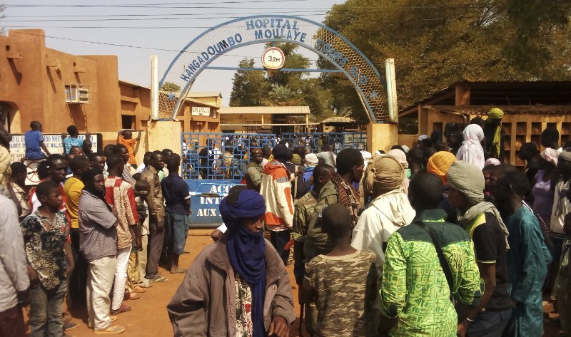 77 νεκροί και δεκάδες τραυματίες σε επίθεση της Αλ Κάιντα στο Μαλί [εικόνες]  | iefimerida.gr 0