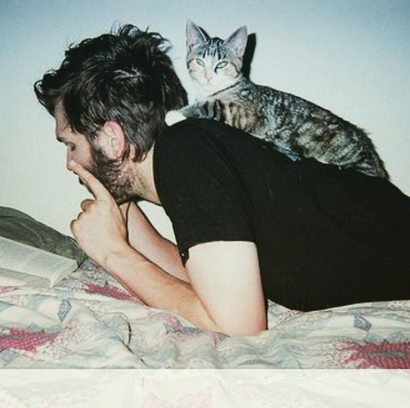 Νέα τρέλα στο Instagram -Καυτοί άνδρες αγκαλιά με γατιά [εικόνες] | iefimerida.gr 11