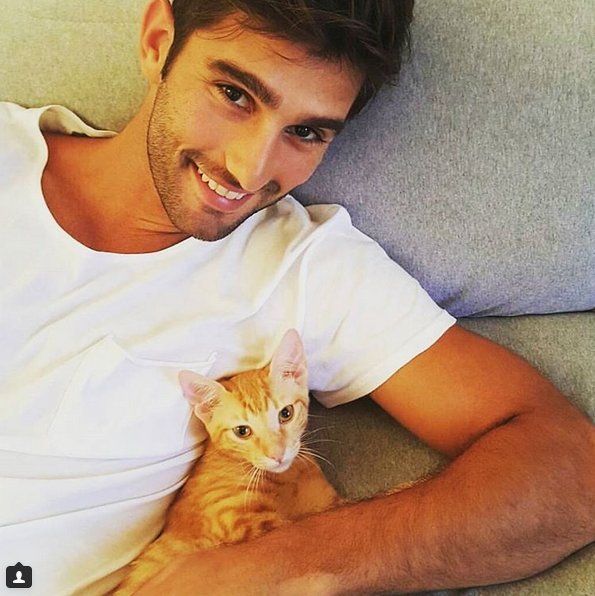 Νέα τρέλα στο Instagram -Καυτοί άνδρες αγκαλιά με γατιά [εικόνες] | iefimerida.gr 4