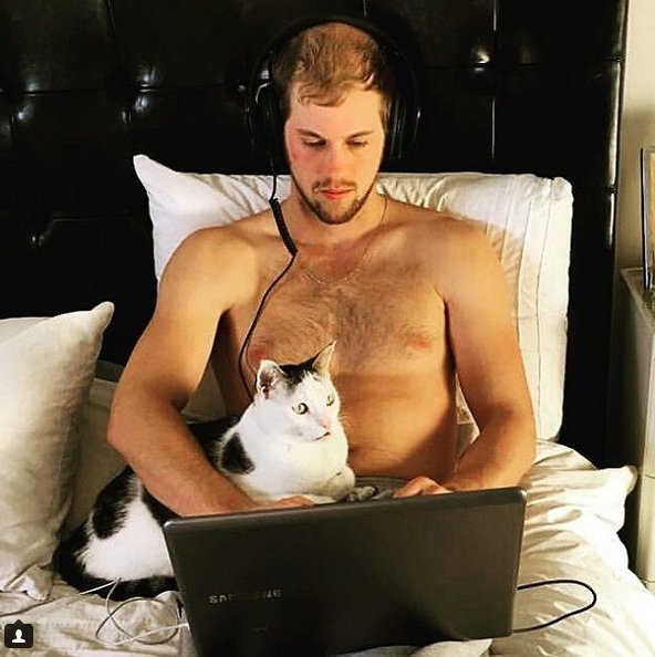 Νέα τρέλα στο Instagram -Καυτοί άνδρες αγκαλιά με γατιά [εικόνες] | iefimerida.gr 5