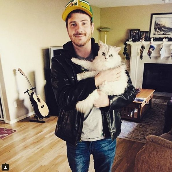 Νέα τρέλα στο Instagram -Καυτοί άνδρες αγκαλιά με γατιά [εικόνες] | iefimerida.gr 6
