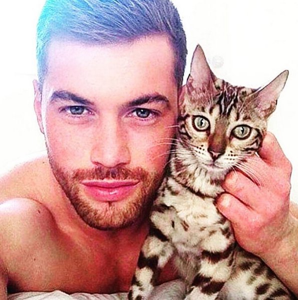 Νέα τρέλα στο Instagram -Καυτοί άνδρες αγκαλιά με γατιά [εικόνες] | iefimerida.gr 7