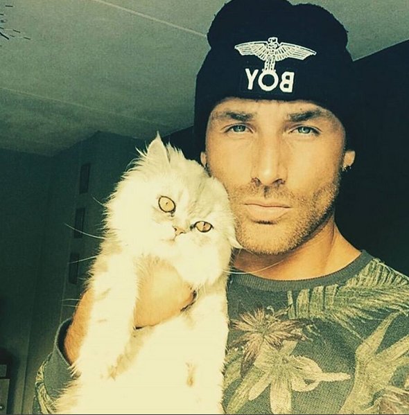 Νέα τρέλα στο Instagram -Καυτοί άνδρες αγκαλιά με γατιά [εικόνες] | iefimerida.gr 8