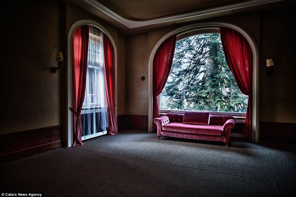 Τι γίνονται τα πολυτελή ξενοδοχεία όταν... γεράσουν -Σκόνη, εγκατάλειψη, παρακμή με φόντο κρυστάλλινους πολυελαίους [εικόνες] | iefimerida.gr 5