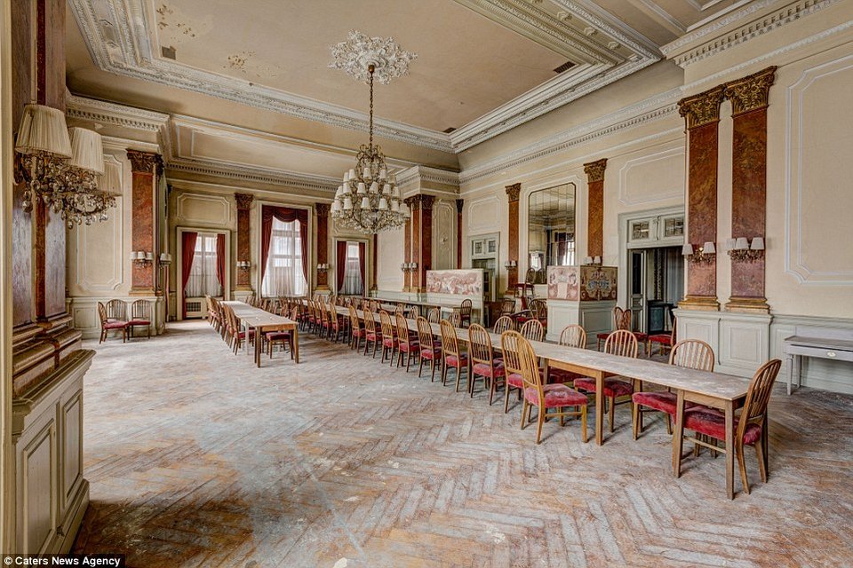 Τι γίνονται τα πολυτελή ξενοδοχεία όταν... γεράσουν -Σκόνη, εγκατάλειψη, παρακμή με φόντο κρυστάλλινους πολυελαίους [εικόνες] | iefimerida.gr 0