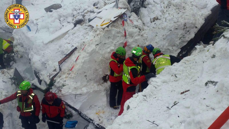 Ιταλία: Επιχείρηση απεγκλωβισμού ακόμη 2 ανθρώπων από το ξενοδοχείο [εικόνες]  | iefimerida.gr 1