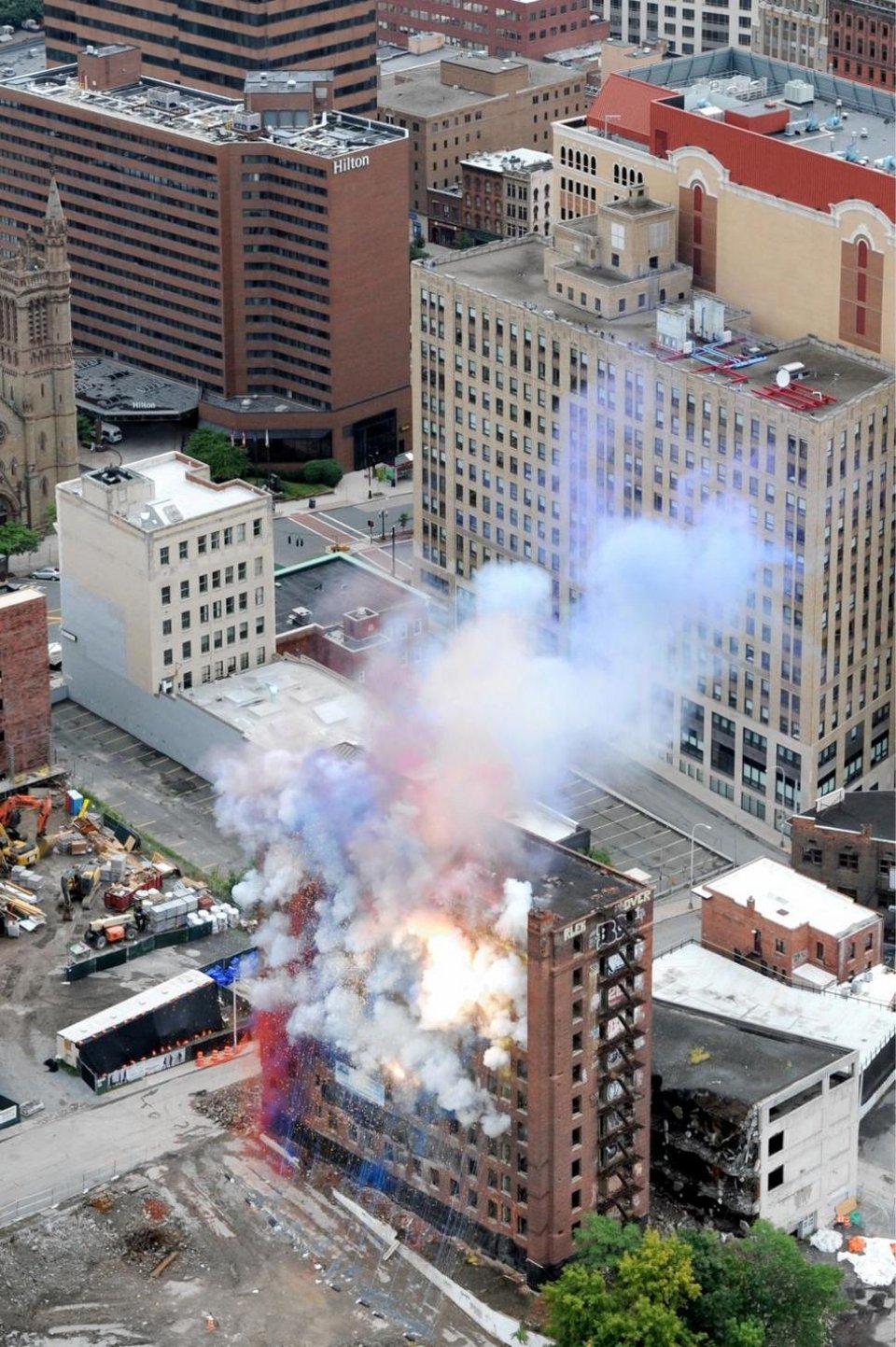 Eντυπωσιακή κατεδάφιση ξενοδοχείου στη Νέα Υόρκη: Εκρήγνυται και καταρρέει σε 2 λεπτά [βίντεο] | iefimerida.gr 1