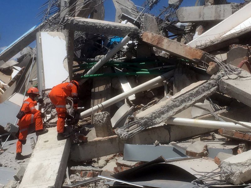 Τέσσερις ημέρες μετά τον σεισμό των 7,5 βαθμών και το τσουνάμι που έπληξαν τη νήσο Σουλαουέζι, μονάχα τρεις άνθρωποι ανασύρθηκαν ζωντανοί από τα ερείπια