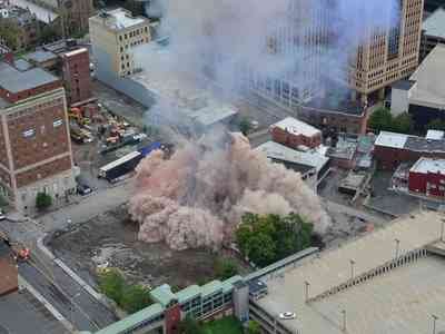 Eντυπωσιακή κατεδάφιση ξενοδοχείου στη Νέα Υόρκη: Εκρήγνυται και καταρρέει σε 2 λεπτά [βίντεο] | iefimerida.gr 2