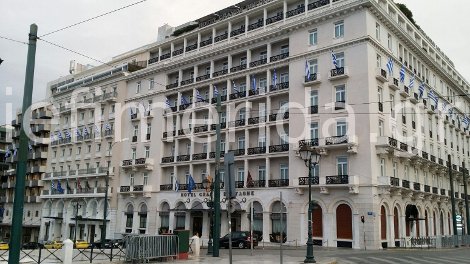 Ντυμένα στα γαλανόλευκα τα κεντρικά ξενοδοχεία της Αθήνας -Κανονιοβολισμοί στον Λυκαβηττό [εικόνα] | iefimerida.gr 0