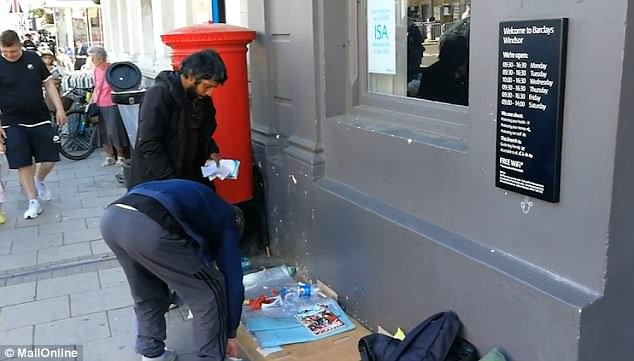 Μάζεψαν τα πράγματα όλων των αστέγων γύρω από το κάστρο Γουίνδσορ, λόγω του πριγκιπικού γάμου! [εικόνες] | iefimerida.gr 4