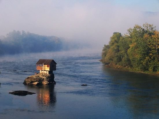 Σερβία: Εχτισε το απίστευτο κουκλόσπιτό του στη μέση ποταμού [εικόνα, βίντεο] | iefimerida.gr 0