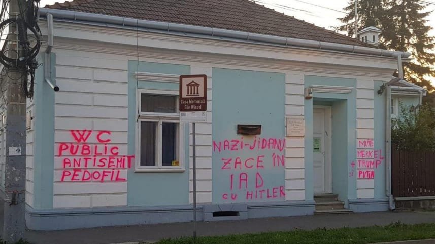 Βεβήλωσαν το σπίτι του Eλι Βίζελ στη Ρουμανία -Eγραψαν αντισημιτικά συνθήματα στους τοίχους | iefimerida.gr 0