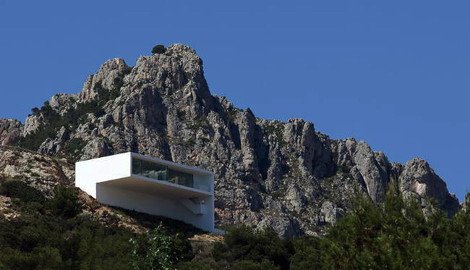 Εντυπωσιακά κτίρια σε απίστευτα σημεία που αψηφούν τη βαρύτητα: Τα Μετέωρα και άλλα παραδείγματα [εικόνες] | iefimerida.gr 0