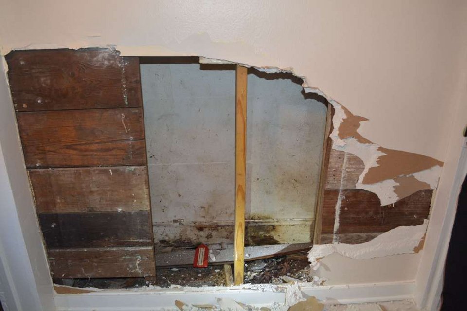 Εγκλωβίστηκε στον τοίχο του σπιτιού της και τη βρήκαν νεκρή 3 χρόνια μετά [εικόνες] | iefimerida.gr 1