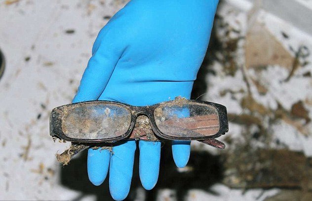 Εγκλωβίστηκε στον τοίχο του σπιτιού της και τη βρήκαν νεκρή 3 χρόνια μετά [εικόνες] | iefimerida.gr 4