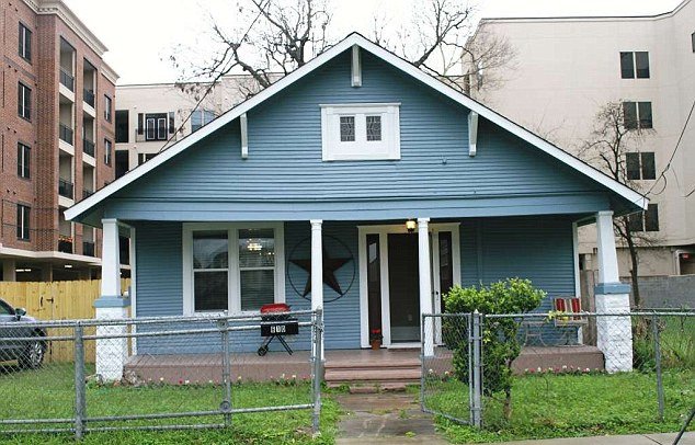 Εγκλωβίστηκε στον τοίχο του σπιτιού της και τη βρήκαν νεκρή 3 χρόνια μετά [εικόνες] | iefimerida.gr 10