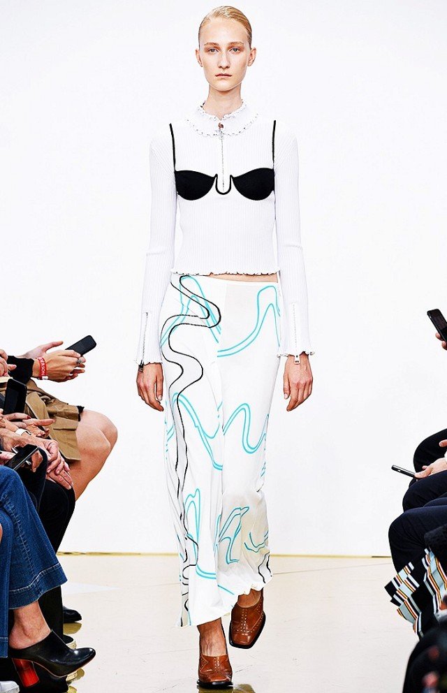 Φορέστε το σουτιέν σας πάνω από τα ρούχα σας -Η νέα τάση αλλάζει τα δεδομένα [εικόνες] | iefimerida.gr 2