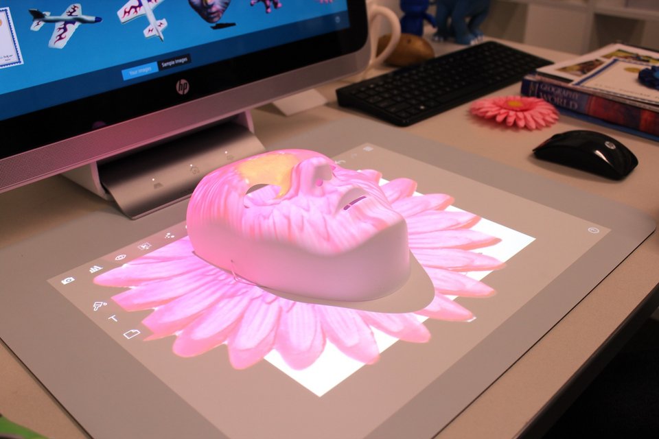 Ξεχάστε ό,τι ξέρατε για τους υπολογιστές: Ο καινούργιος της HP κάνει τον κόσμο του διαδικτύου να μοιάζει πραγματικός [εικόνες & βίντεο] | iefimerida.gr 2