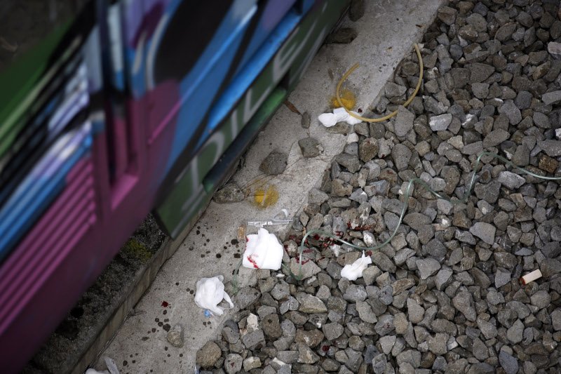 Απεγκλώβισαν γυναίκα από τις γραμμές του Ηλεκτρικού στο ΚΑΤ [εικόνες] | iefimerida.gr 1