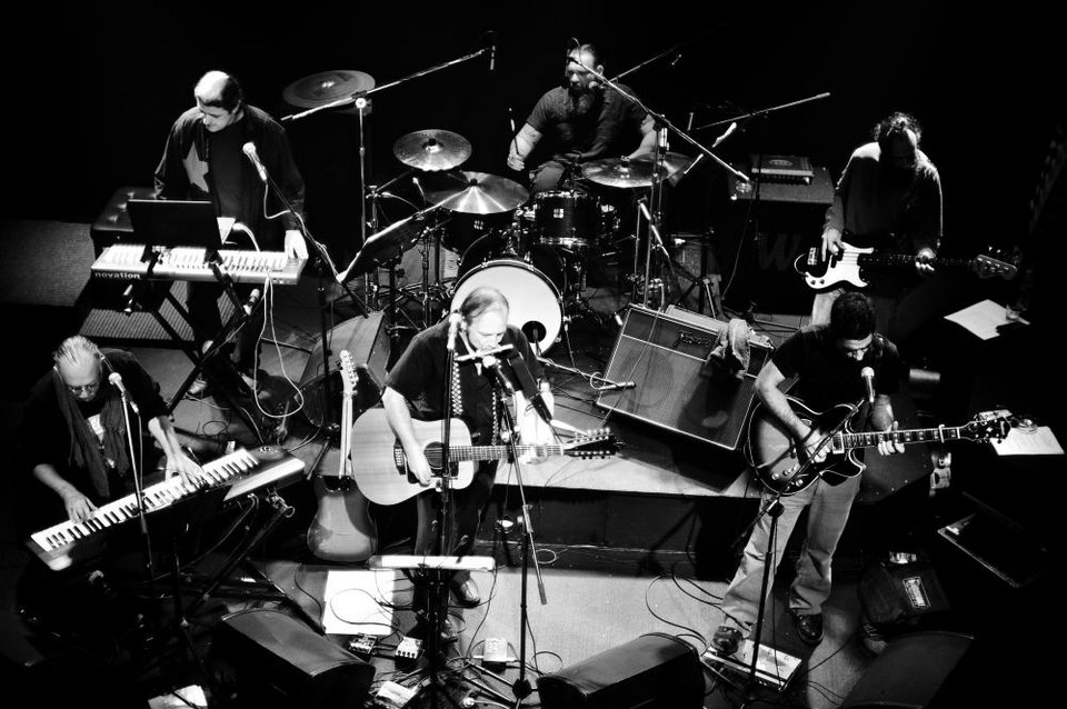 Μια ροκ και τζαζ βραδιά, με μουσική που μιλάει για την κρίση και με έναν καλλιτέχνη-one man μπάντα [εικόνες] | iefimerida.gr 0