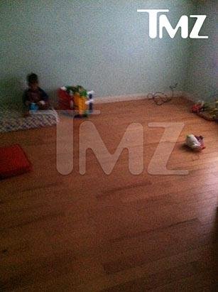 Φυλάκισε τα 14 πεινασμένα παιδιά της σε δωμάτιο, όσο έκανε απολέπιση [εικόνες] | iefimerida.gr 1