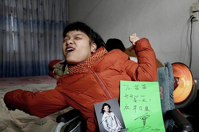 Νεαρή Κινέζα που πάσχει από εγκεφαλική παράλυση γράφει βιβλίο με το αριστερό της πόδι [εικόνες] | iefimerida.gr 4