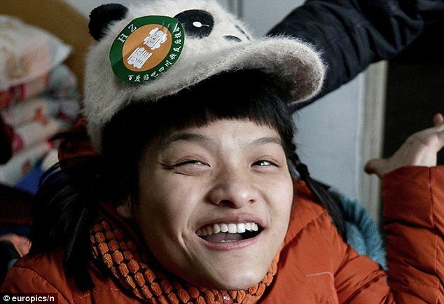 Νεαρή Κινέζα που πάσχει από εγκεφαλική παράλυση γράφει βιβλίο με το αριστερό της πόδι [εικόνες] | iefimerida.gr 1