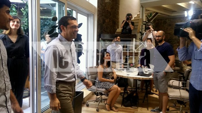 Τσίπρας τρολάρει... Τσακαλώτο: Αν μάθεις ελληνικά, θα σε κάνω υπουργό Οικονομικών [εικόνες&βίντεο] | iefimerida.gr 3