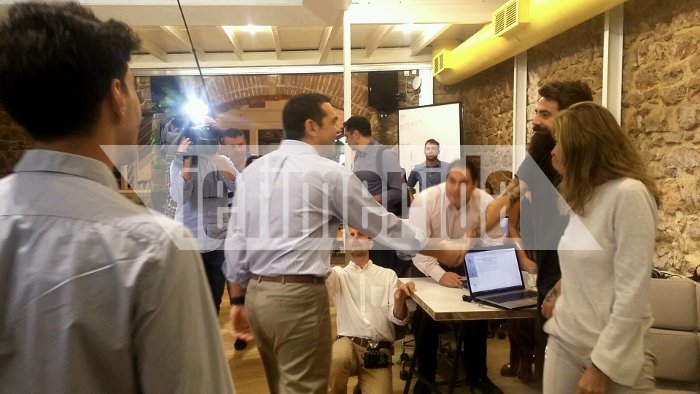 Τσίπρας τρολάρει... Τσακαλώτο: Αν μάθεις ελληνικά, θα σε κάνω υπουργό Οικονομικών [εικόνες&βίντεο] | iefimerida.gr 4