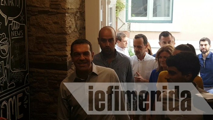 Τσίπρας τρολάρει... Τσακαλώτο: Αν μάθεις ελληνικά, θα σε κάνω υπουργό Οικονομικών [εικόνες&βίντεο] | iefimerida.gr 9