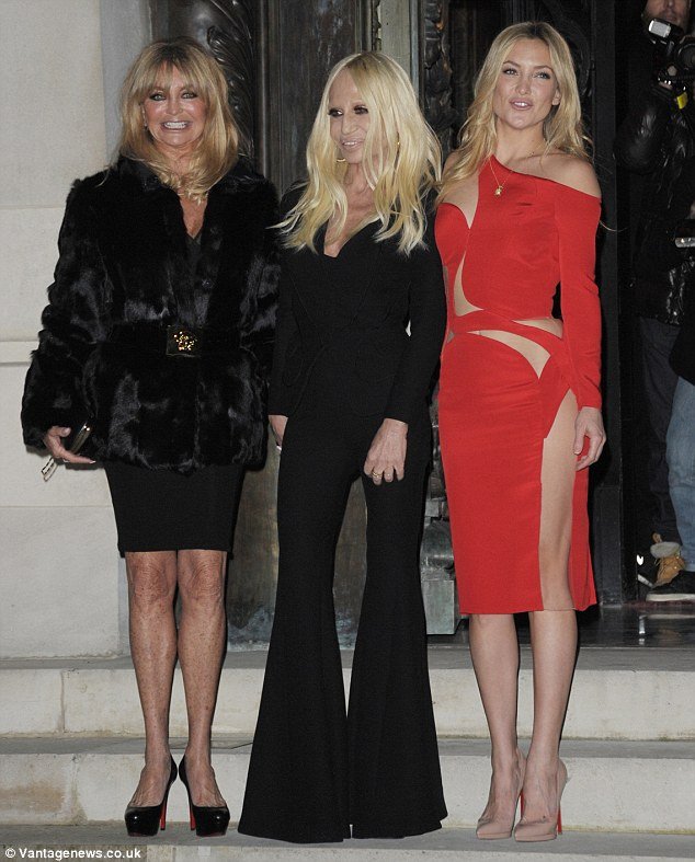 Πιο σέξι πεθαίνεις -Το κόκκινο φόρεμα της Κέιτ Χάντσον με το σκίσιμο στα οπίσθια [εικόνες] | iefimerida.gr 4