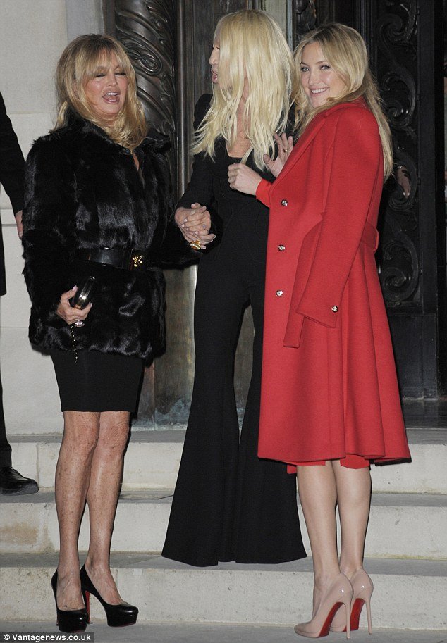 Πιο σέξι πεθαίνεις -Το κόκκινο φόρεμα της Κέιτ Χάντσον με το σκίσιμο στα οπίσθια [εικόνες] | iefimerida.gr 0