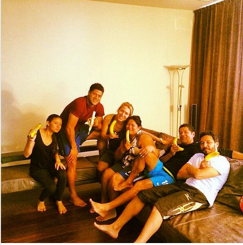 Είμαστε όλοι μαϊμούδες -Από ποδοσφαιριστές, μέχρι πρωθυπουργοί με μία μπανάνα στο χέρι, κατά του ρατσισμού [εικόνες] | iefimerida.gr 4