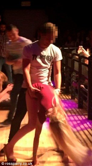 Σάλος σε βρετανικό Πανεπιστήμιο -Φοιτήτριες έκαναν «όργια» επί σκηνής για ένα δωρεάν ταξίδι [εικόνες] | iefimerida.gr 2