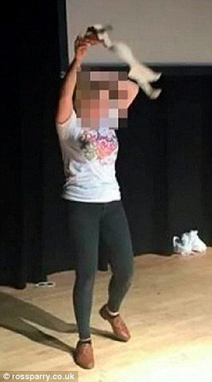 Σάλος σε βρετανικό Πανεπιστήμιο -Φοιτήτριες έκαναν «όργια» επί σκηνής για ένα δωρεάν ταξίδι [εικόνες] | iefimerida.gr 3