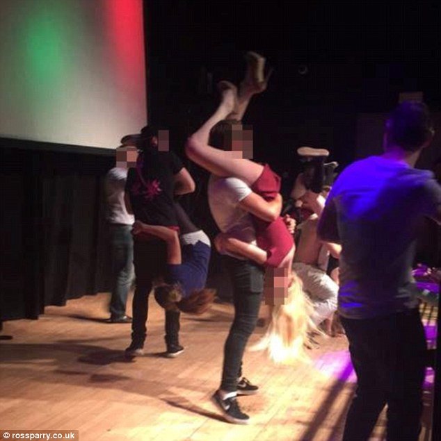 Σάλος σε βρετανικό Πανεπιστήμιο -Φοιτήτριες έκαναν «όργια» επί σκηνής για ένα δωρεάν ταξίδι [εικόνες] | iefimerida.gr 4