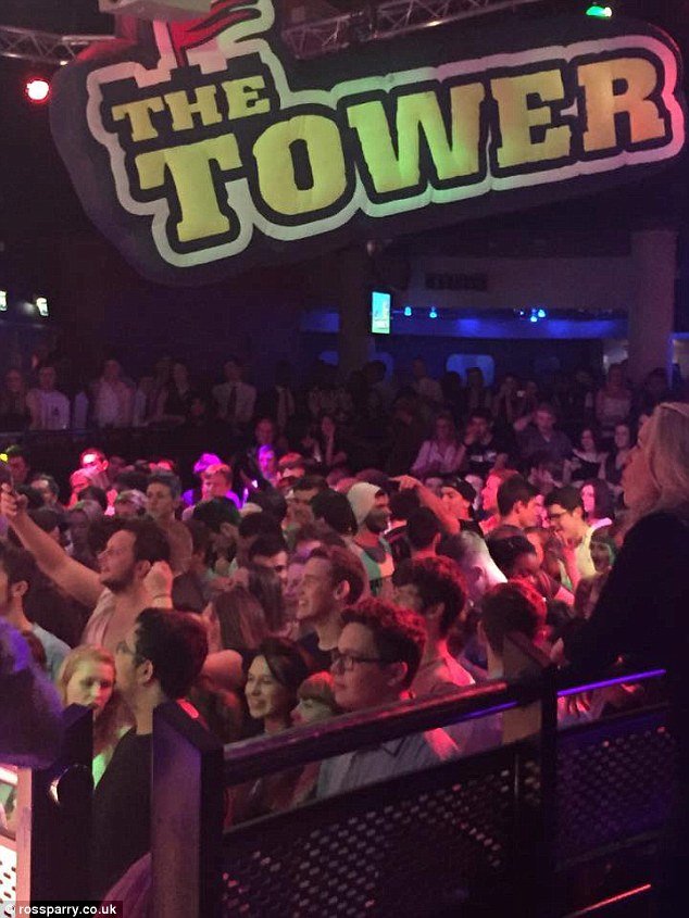 Σάλος σε βρετανικό Πανεπιστήμιο -Φοιτήτριες έκαναν «όργια» επί σκηνής για ένα δωρεάν ταξίδι [εικόνες] | iefimerida.gr 1