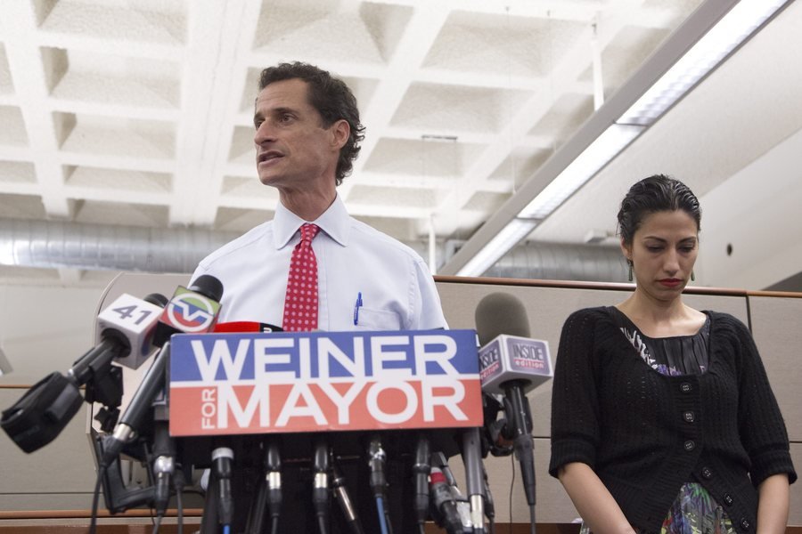 Χώρισε το «δεξί χέρι» της Κλίντον -Ο σύζυγός της έκανε sexting με τον 4χρονο γιο τους δίπλα [εικόνες] | iefimerida.gr 1