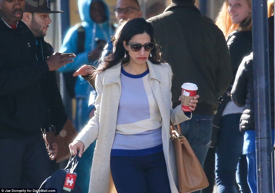 «Εσπασε» το «δεξί χέρι» της Κλίντον, Χούμα Αμπεντίν -Εκλαιγε στη μέση του δρόμου [εικόνες] | iefimerida.gr 1