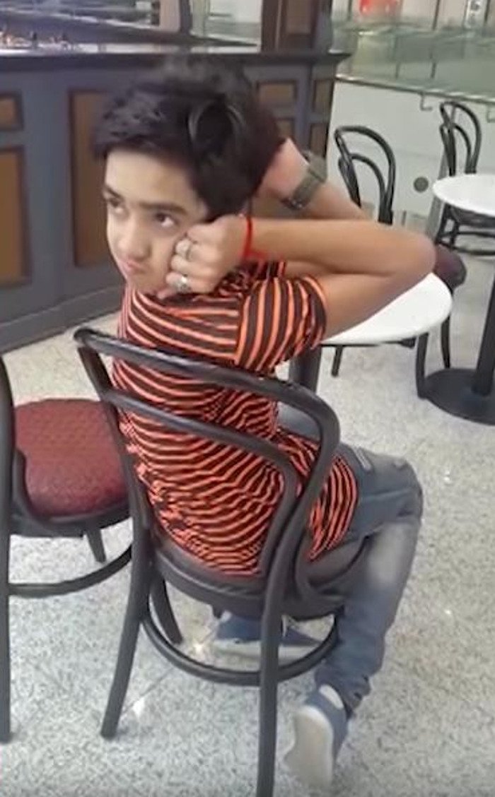 Απίστευτο! 14χρονος με τρομερή ευελιξία στρίβει το κεφάλι του κατά 180 μοίρες [βίντεο] | iefimerida.gr 0