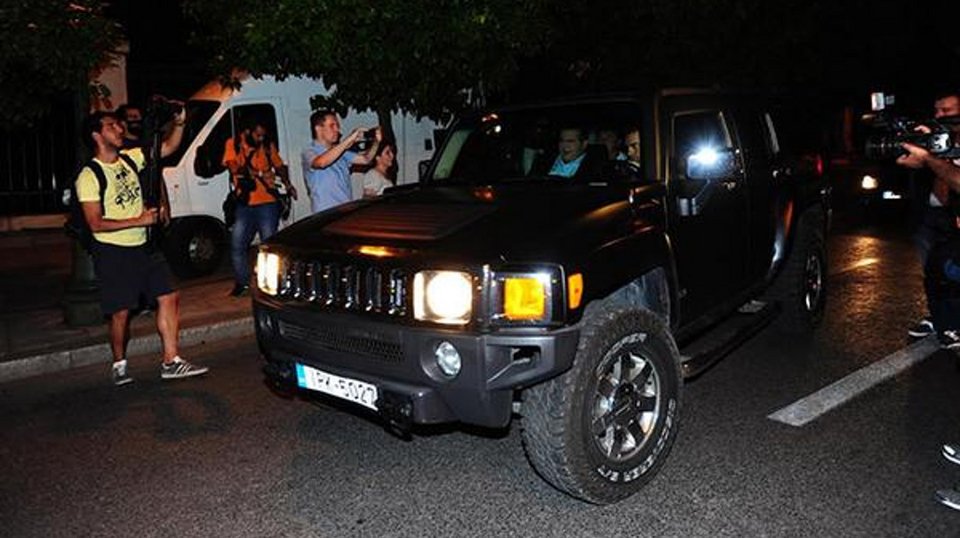 Ο Καμμένος πήγε με ένα θηριώδες τζιπ Hummer στο Μαξίμου [εικόνες] | iefimerida.gr 0