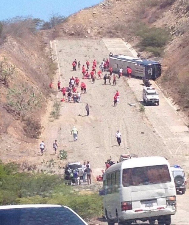 Σοκαριστικό τροχαίο με πούλμαν ποδοσφαιρικής ομάδας – Παίκτης έχασε 4 δάκτυλα [εικόνες&βίντεο] | iefimerida.gr 0