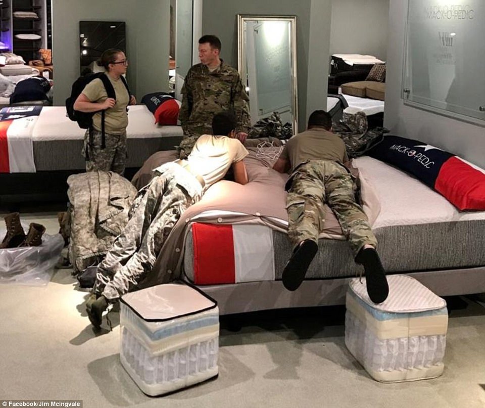 Μεγαλείο ψυχής: Μετέτρεψε το κατάστημά του με στρώματα σε καταφύγιο για τους άστεγους στο Χιούστον [εικόνες] | iefimerida.gr 0