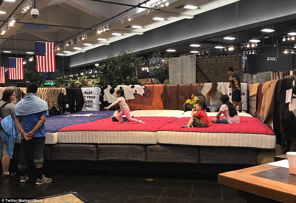 Μεγαλείο ψυχής: Μετέτρεψε το κατάστημά του με στρώματα σε καταφύγιο για τους άστεγους στο Χιούστον [εικόνες] | iefimerida.gr 1