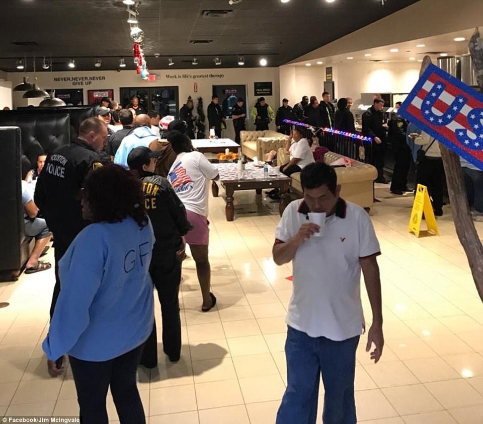 Μεγαλείο ψυχής: Μετέτρεψε το κατάστημά του με στρώματα σε καταφύγιο για τους άστεγους στο Χιούστον [εικόνες] | iefimerida.gr 2