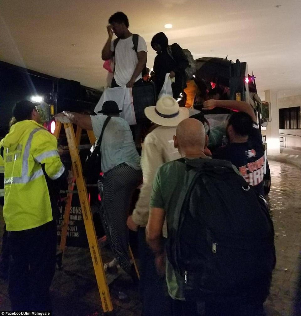 Μεγαλείο ψυχής: Μετέτρεψε το κατάστημά του με στρώματα σε καταφύγιο για τους άστεγους στο Χιούστον [εικόνες] | iefimerida.gr 3